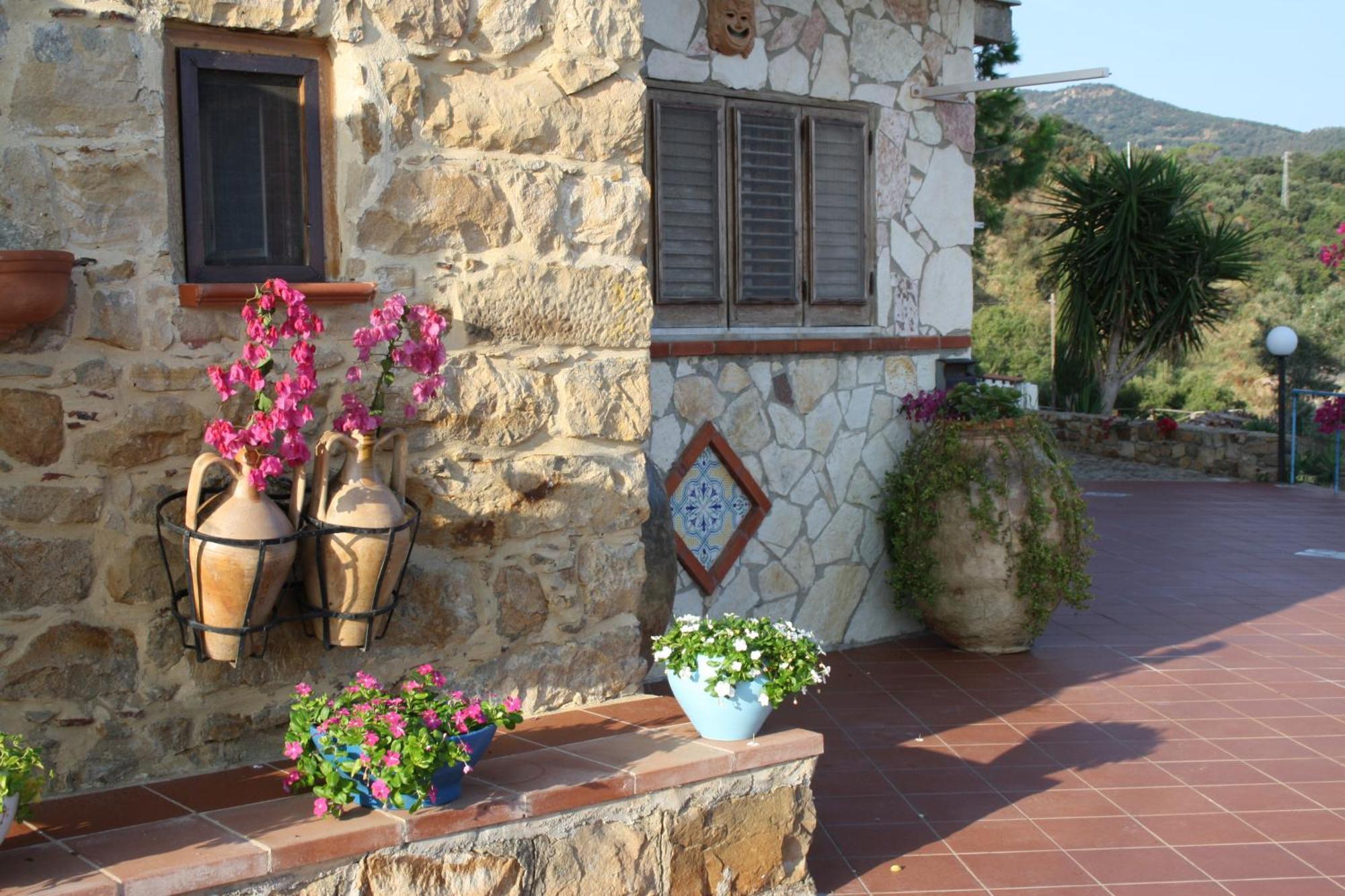 Camere & Case Vacanze Lo Scoglio Castel di Tusa Bagian luar foto