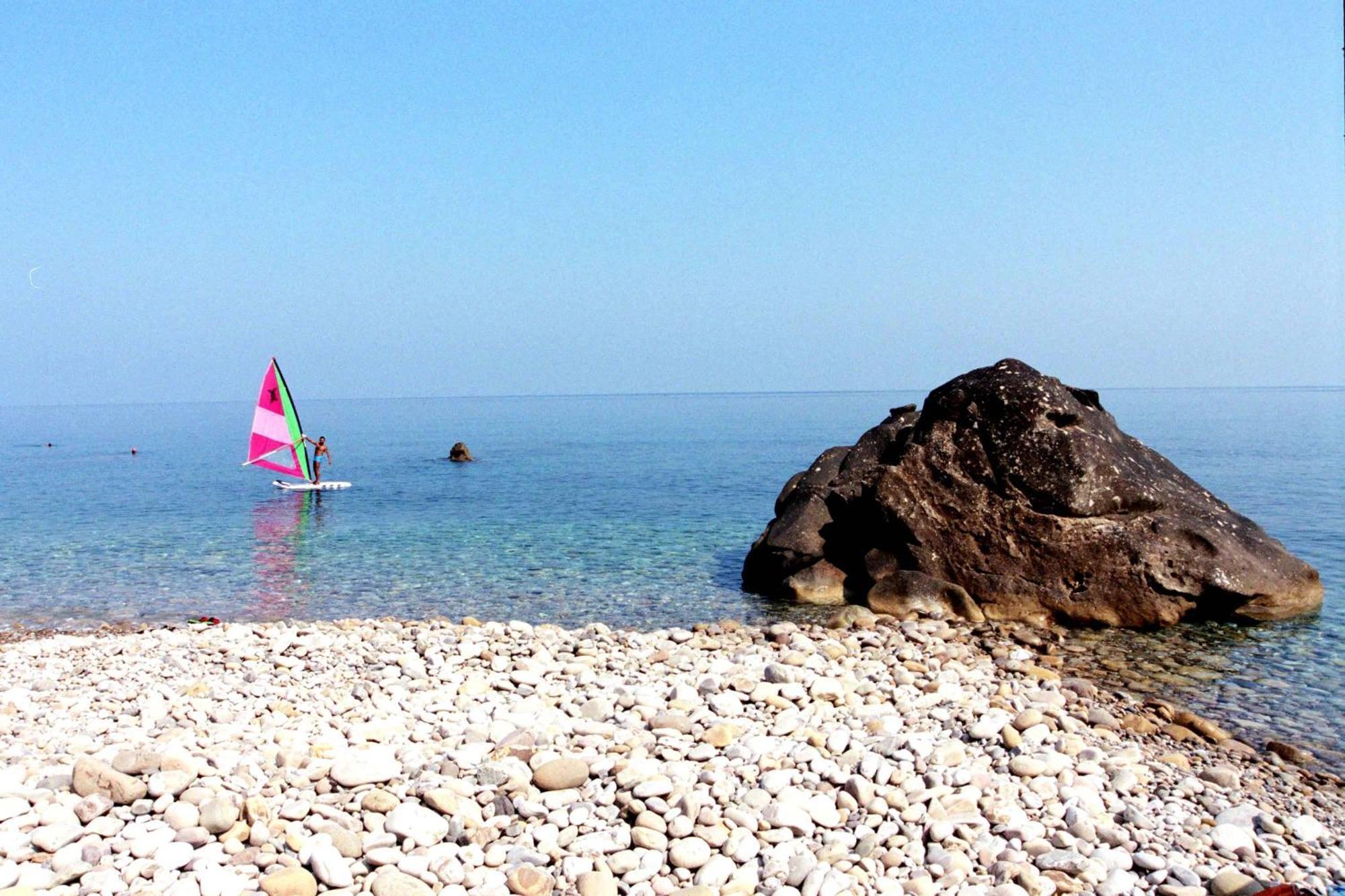 Camere & Case Vacanze Lo Scoglio Castel di Tusa Ruang foto