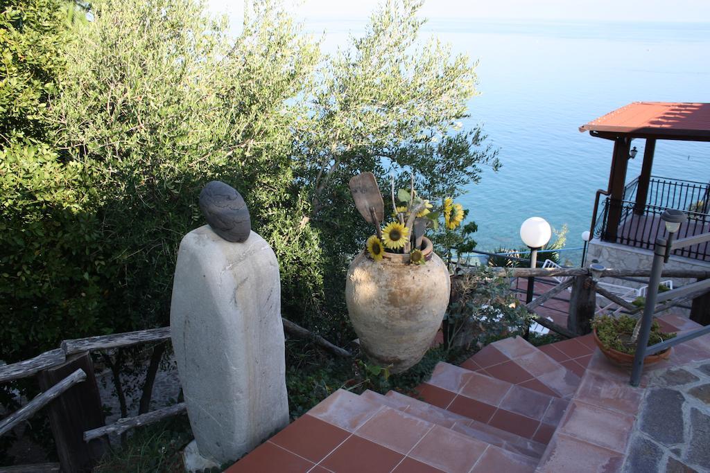 Camere & Case Vacanze Lo Scoglio Castel di Tusa Bagian luar foto