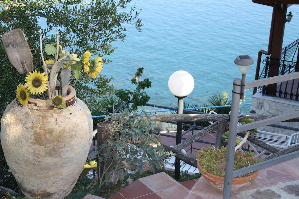 Camere & Case Vacanze Lo Scoglio Castel di Tusa Bagian luar foto