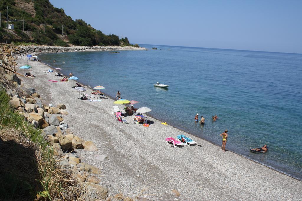 Camere & Case Vacanze Lo Scoglio Castel di Tusa Bagian luar foto