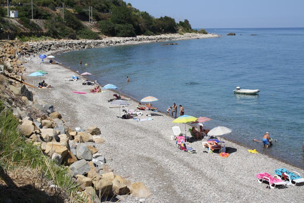 Camere & Case Vacanze Lo Scoglio Castel di Tusa Bagian luar foto