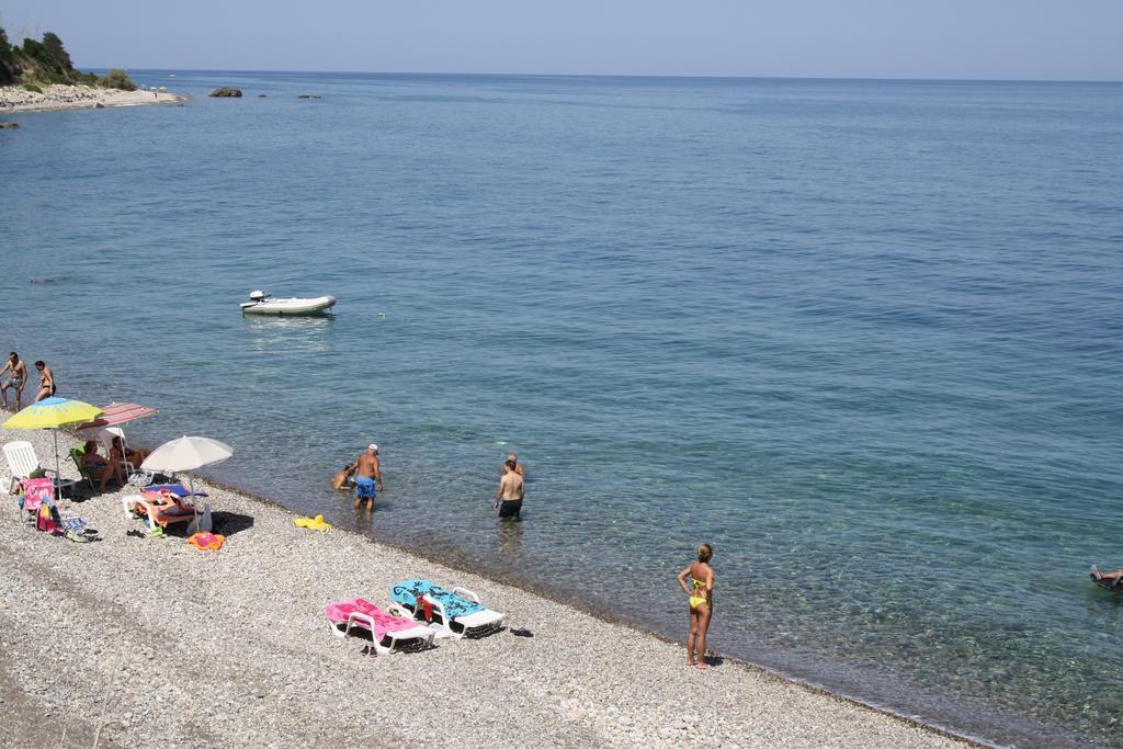 Camere & Case Vacanze Lo Scoglio Castel di Tusa Bagian luar foto