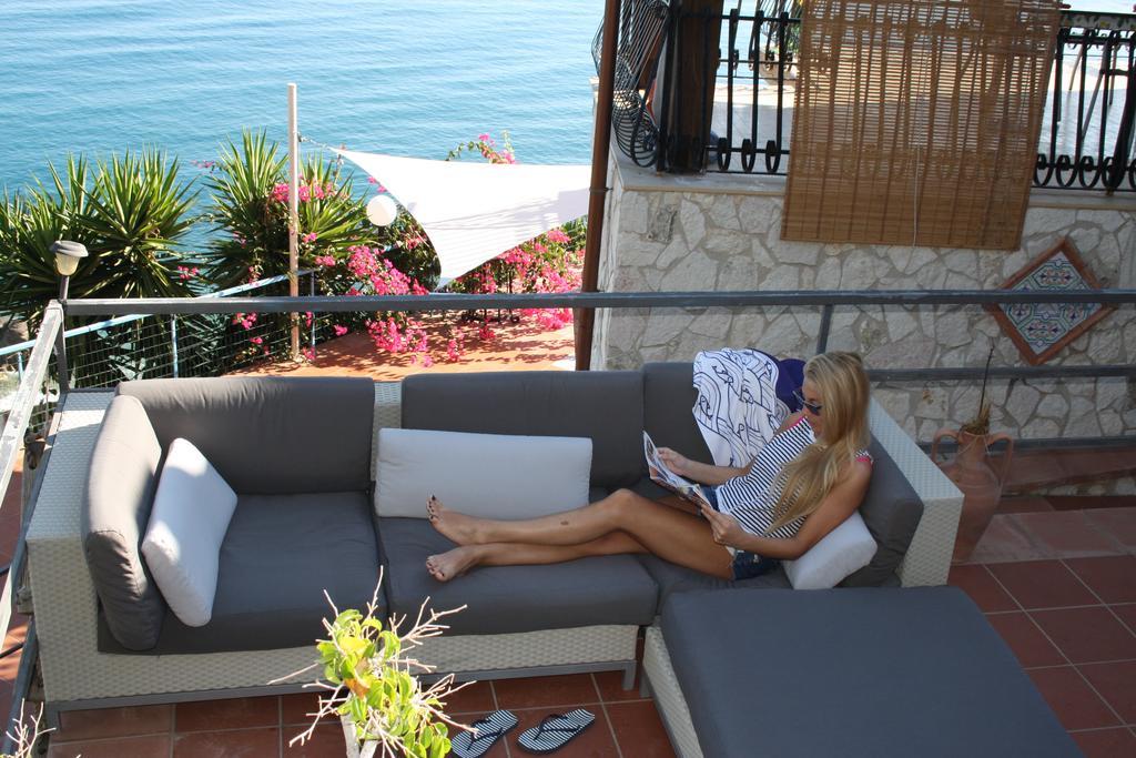 Camere & Case Vacanze Lo Scoglio Castel di Tusa Bagian luar foto
