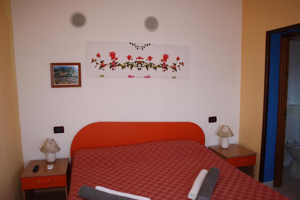 Camere & Case Vacanze Lo Scoglio Castel di Tusa Bagian luar foto