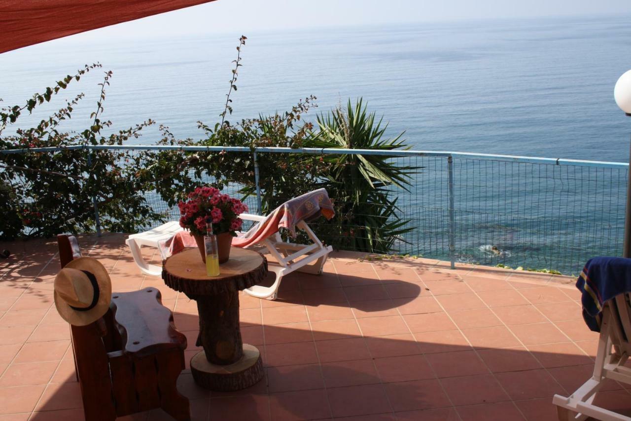 Camere & Case Vacanze Lo Scoglio Castel di Tusa Bagian luar foto