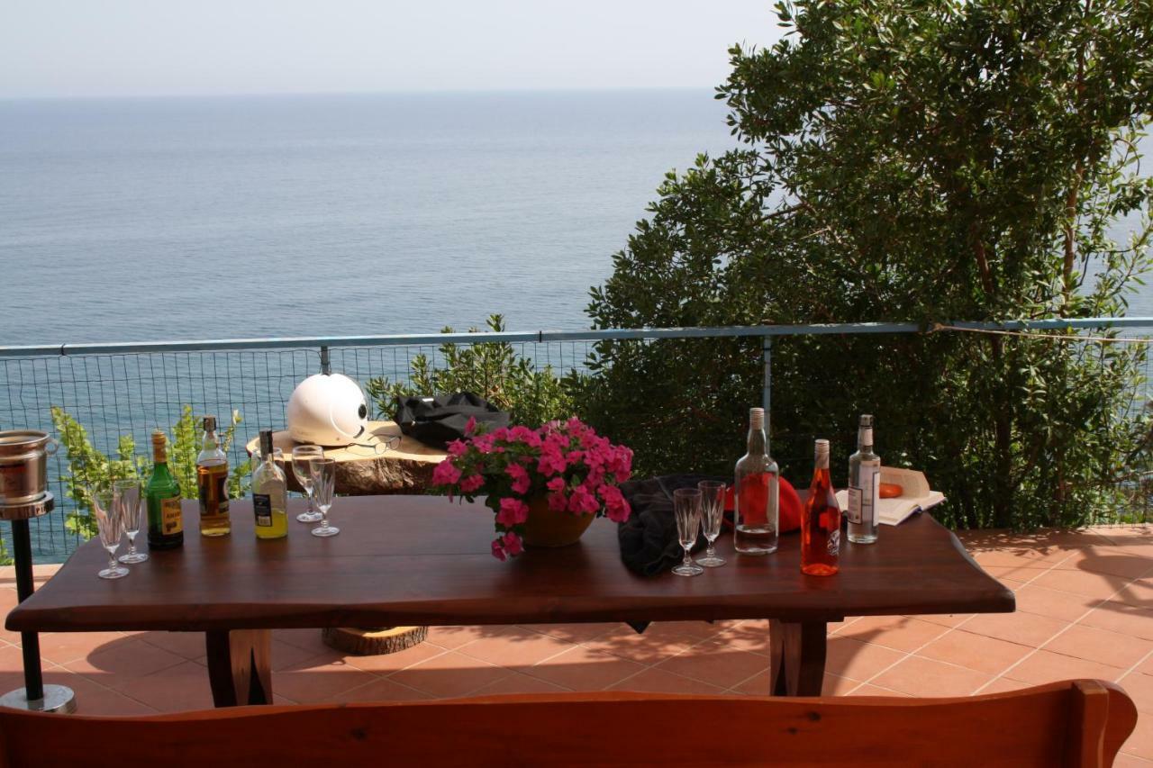 Camere & Case Vacanze Lo Scoglio Castel di Tusa Bagian luar foto